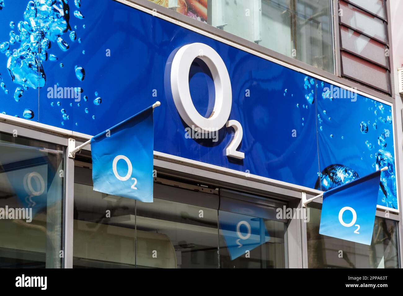 Stoccarda, Germania - 10 aprile 2023: O2 operatore mobile comunicazione negozio marca fornitore internet negozio con logo a Stoccarda, Germania. Foto Stock
