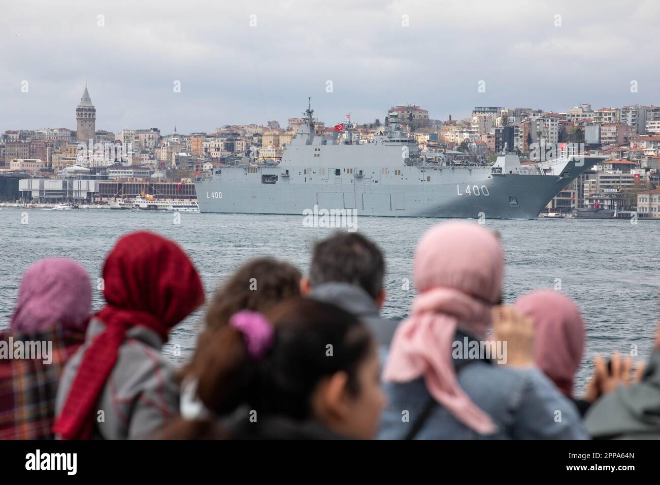 23 aprile 2023: TCG Anadolu, la più grande nave da guerra turca del comando delle forze navali, ha salutato il popolo attraversando il Bosforo, come parte della 23 sovranità nazionale e delle attività della Giornata dei bambini a Istanbul, Turkiye il 23 aprile 2023. (Credit Image: © Tolga Ildun/ZUMA Press Wire) SOLO PER USO EDITORIALE! Non per USO commerciale! Foto Stock