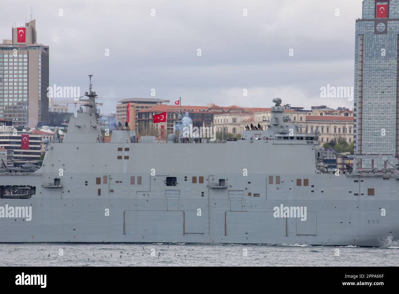 23 aprile 2023: TCG Anadolu, la più grande nave da guerra turca del comando delle forze navali, ha salutato il popolo attraversando il Bosforo, come parte della 23 sovranità nazionale e delle attività della Giornata dei bambini a Istanbul, Turkiye il 23 aprile 2023. (Credit Image: © Tolga Ildun/ZUMA Press Wire) SOLO PER USO EDITORIALE! Non per USO commerciale! Foto Stock