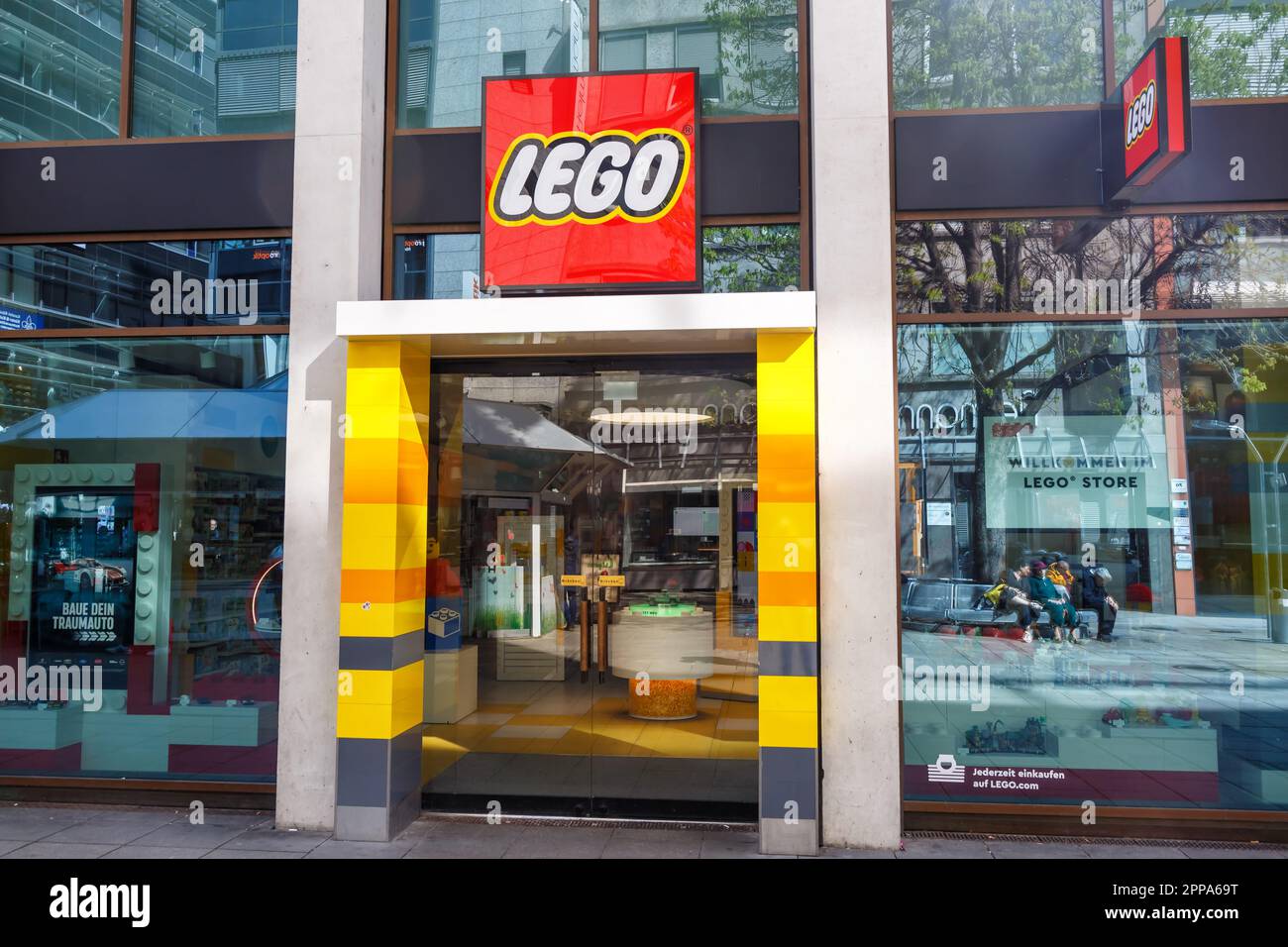 Stoccarda, Germania - 10 aprile 2023: Negozio di giocattoli LEGO con logo a Stoccarda, Germania. Foto Stock