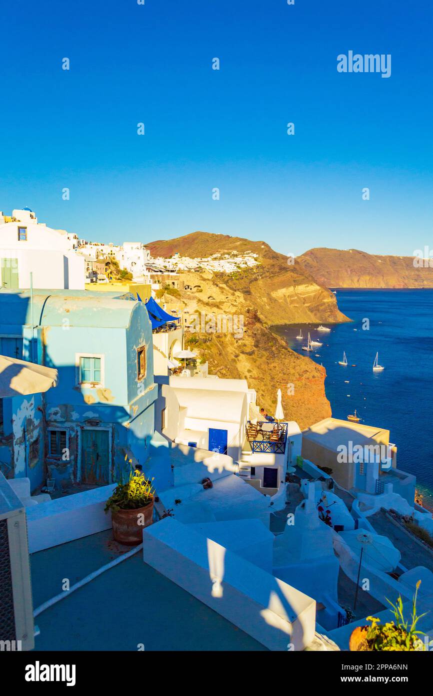 Mare incredibile panorama dalla terrazza sul tetto a Oia - una città costiera sulla punta nord-occidentale di Santorini. La città ha case imbiancate scolpite,2013 Foto Stock