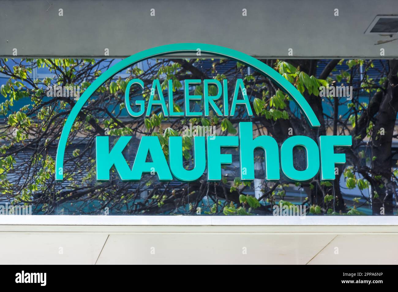 Stoccarda, Germania - 10 aprile 2023: Galeria Kaufhof negozio di marca con logo retail a Stoccarda, Germania. Foto Stock