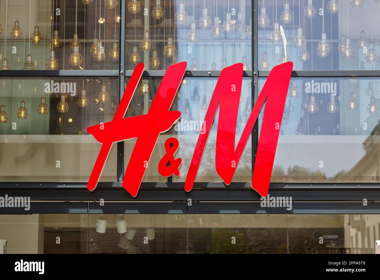 Stoccarda, Germania - 10 aprile 2023: Negozio di marca H&M con logo retail a Stoccarda, Germania. Foto Stock