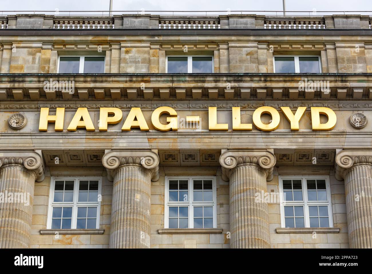 Amburgo, Germania - 13 agosto 2022: Marchio Hapag-Lloyd azienda di trasporto di container e di spedizione con logo ad Amburgo, Germania. Foto Stock