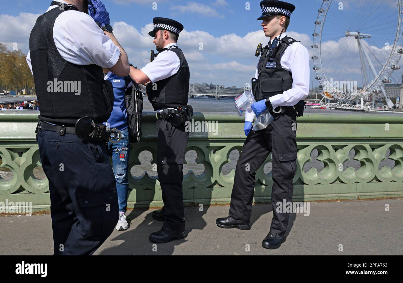 Londra, Inghilterra, Regno Unito. Agenti di polizia che effettuano un'operazione contro i commercianti illegali sul ponte di Westminster. Aprile 2023 Foto Stock