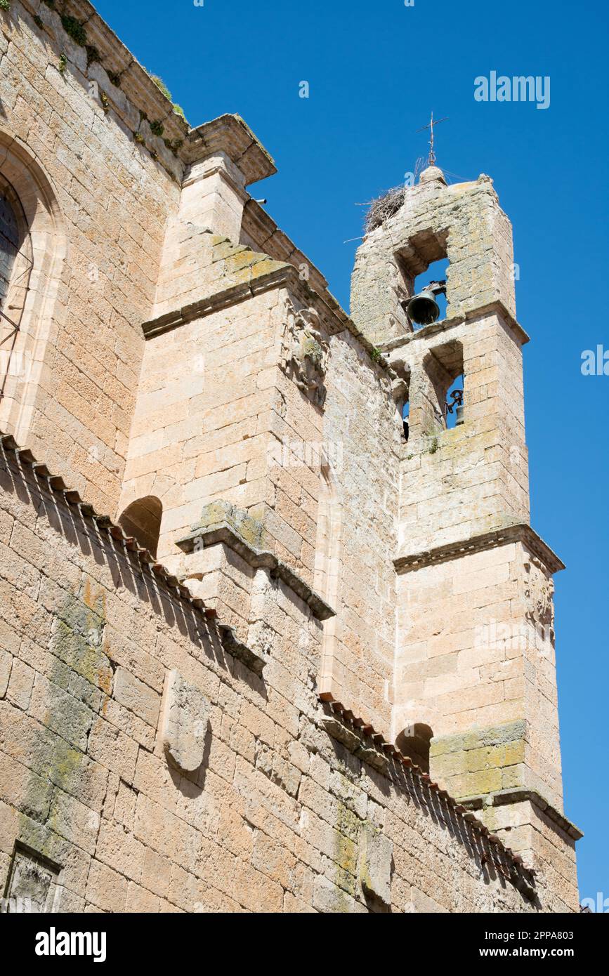 Antica chiesa di Ciudad Rodrigo con nido di cicogna. Slamanca, Spagna Foto Stock