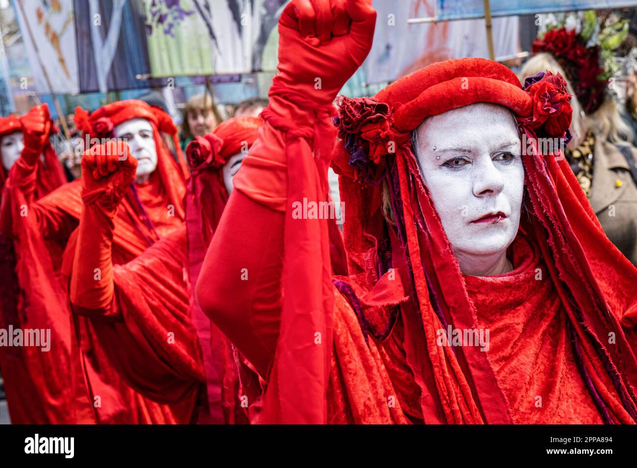 Londra, Regno Unito. 22nd Apr, 2023. La Brigata Rossa, un gruppo di attivisti artistici, si esibisce nel marzo chiedendo azioni per il clima. Il secondo giorno della campagna “The Big One” organizzata dagli attivisti della rivolta delle estintioni, oltre 60.000 persone si sono riunite alla Camera del Parlamento e hanno marciato chiedendo azioni sul cambiamento climatico e la biodiversità. Credit: SOPA Images Limited/Alamy Live News Foto Stock