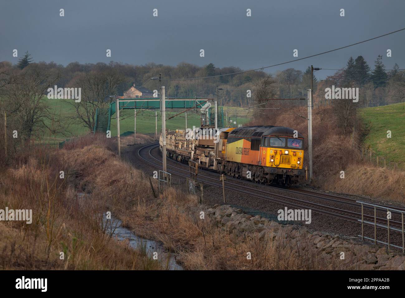 Colas Raillocomotive classe 56 56096on la linea ferroviaria della costa occidentale della Cumbria con un treno che trasporta nuove rotaie per Network Rail Foto Stock