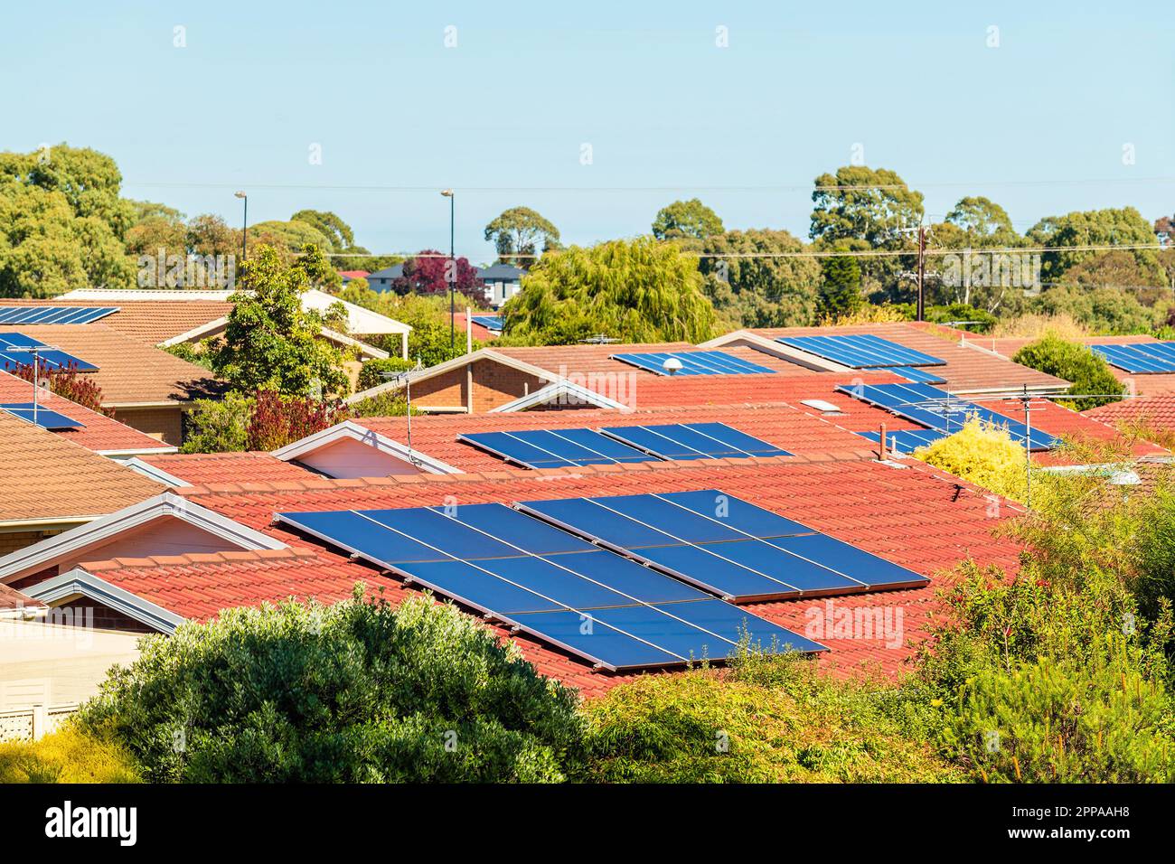 Adelaide sobborgo con tetti di casa coperti da pannelli solari visto in un giorno, Sud Australia Foto Stock