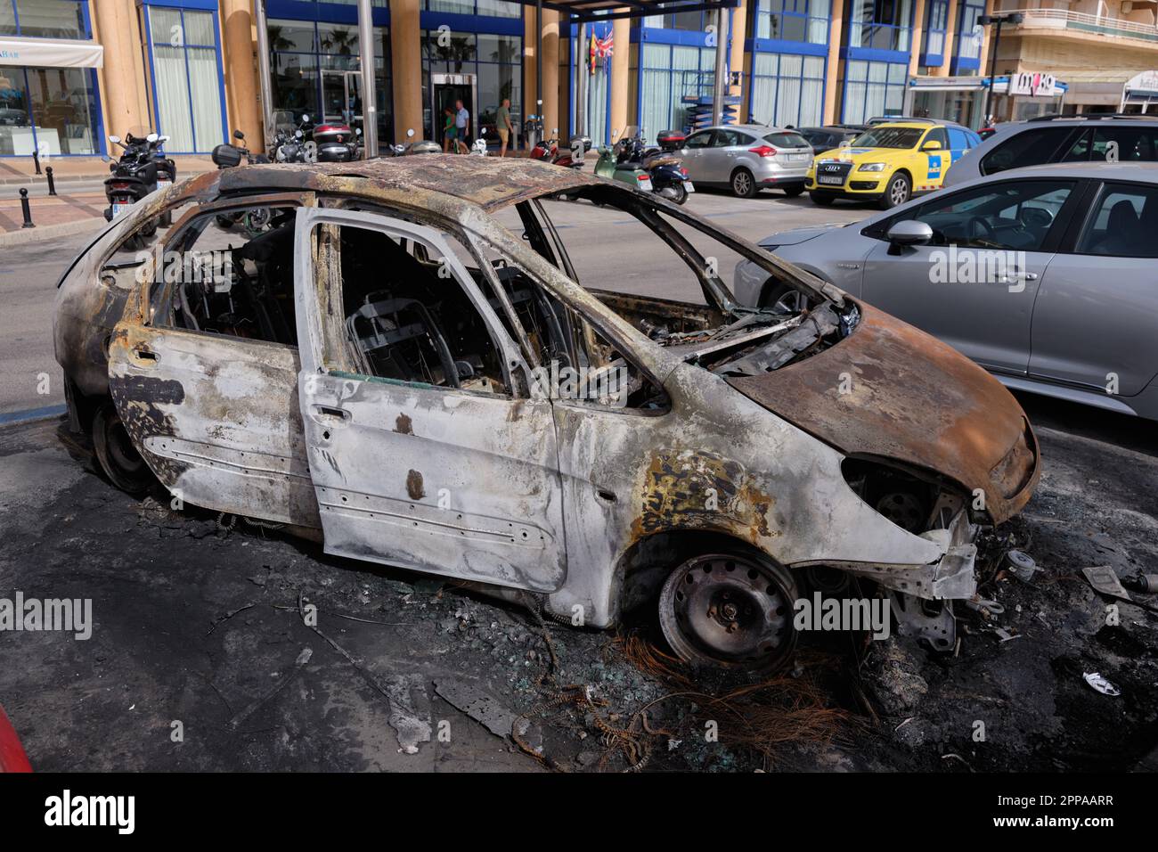 Auto bruciata a Fuengirola, Málaga, Spagna. Foto Stock