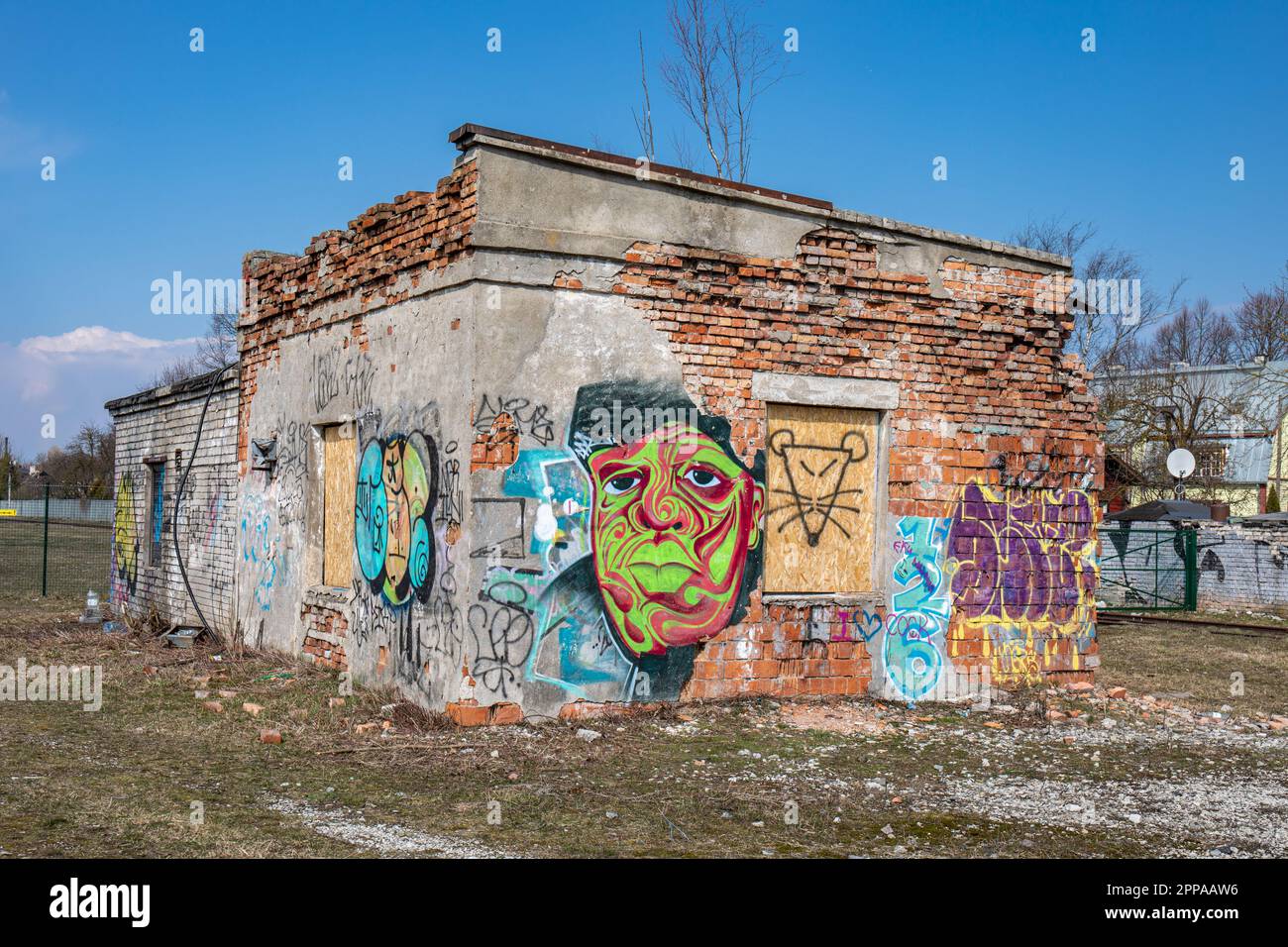 Graffiti coprì un edificio in mattoni abbandonati e derelitti nel distretto di Telliskivi a Tallinn, Estonia Foto Stock