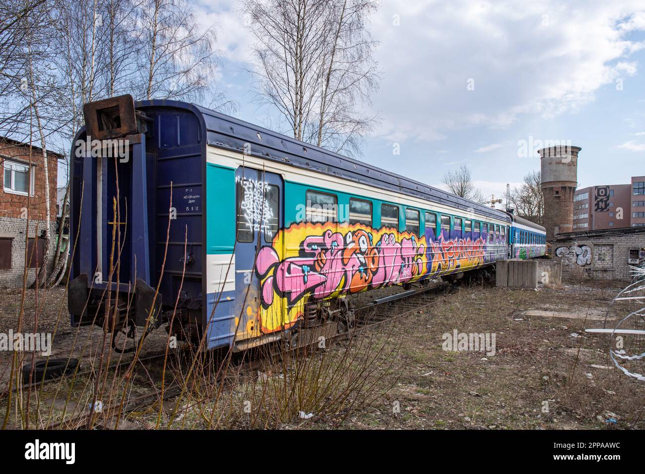 Graffiti coperto vagoni ferroviari nel distretto di Telliskivi di Tallinn, Estonia Foto Stock
