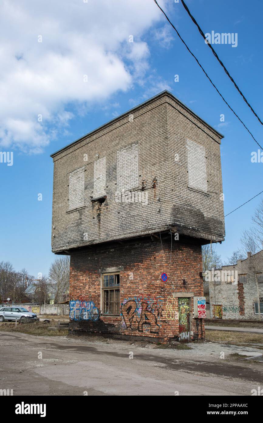 Vecchia torre di controllo derelict o scatola di segnale nel distretto di Talliskivi di Tallinn, Estonia Foto Stock