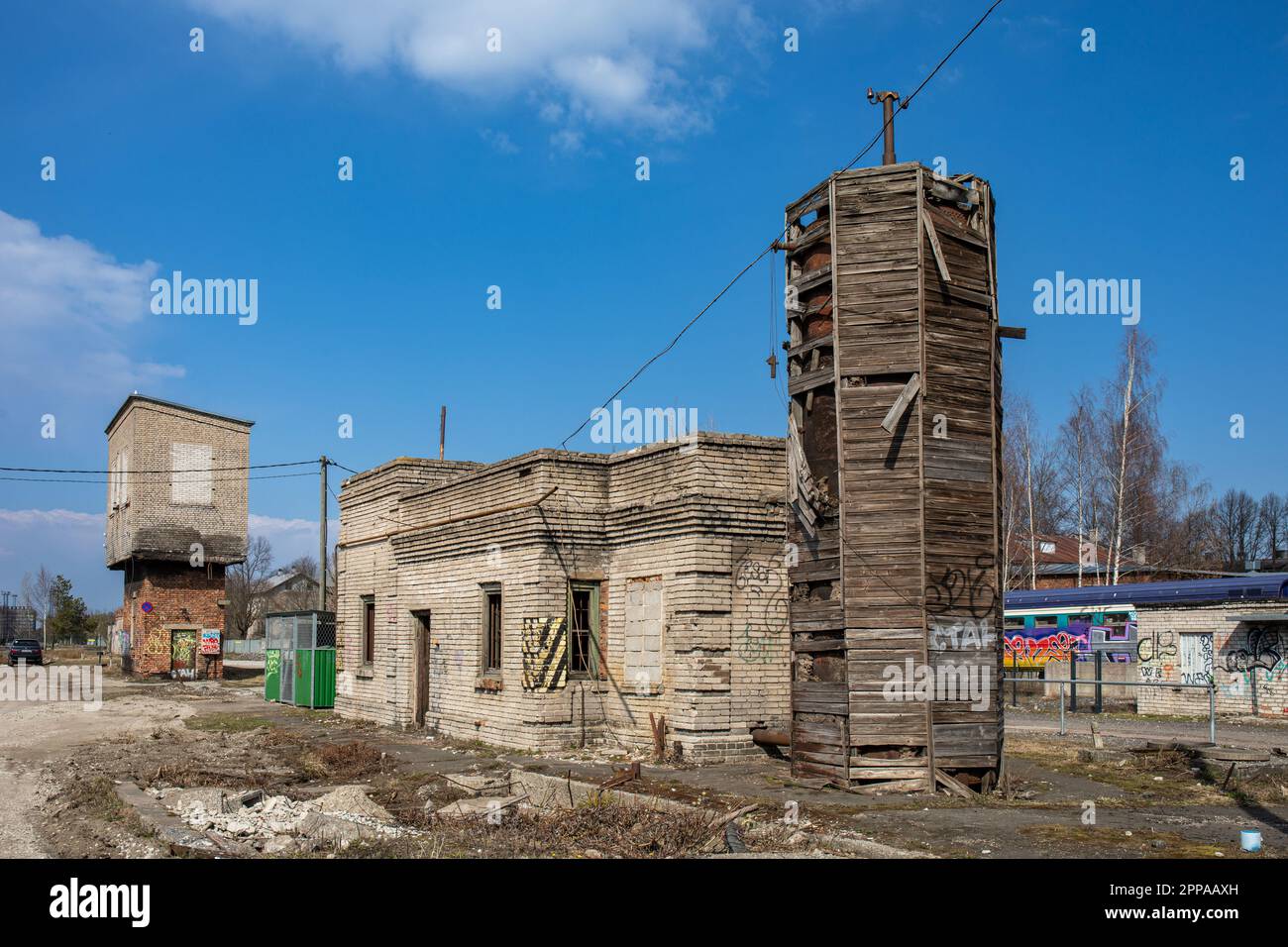 Derelitti vecchi edifici nel quartiere Telliskivi di Tallinn, Estonia Foto Stock