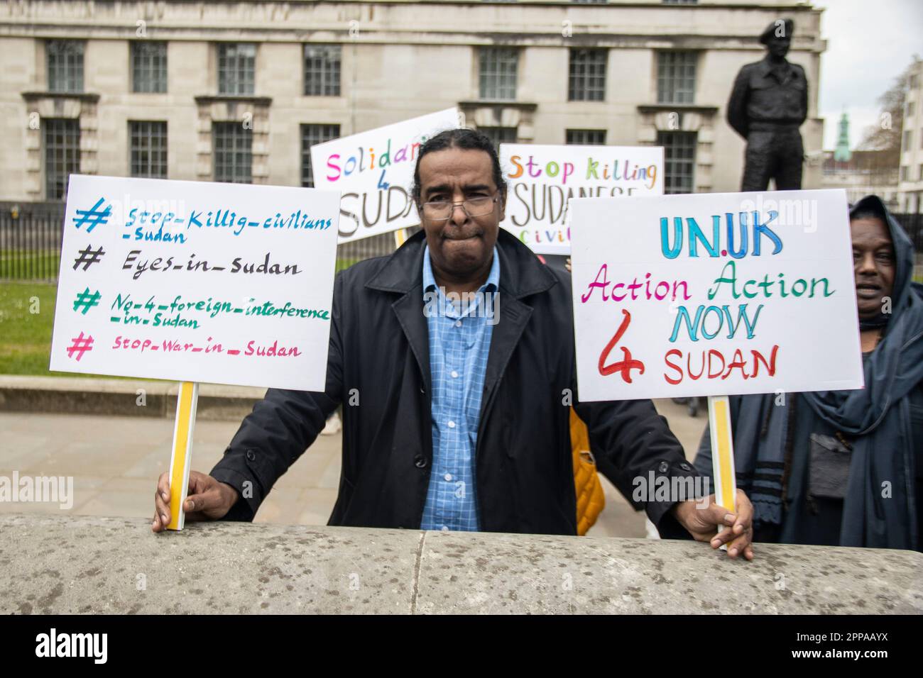 Mentre la violenta lotta di potere tra l'esercito sudanese e il gruppo paramilitare RSF entra nella sua seconda settimana, si è riunito un gruppo di manifestanti Foto Stock