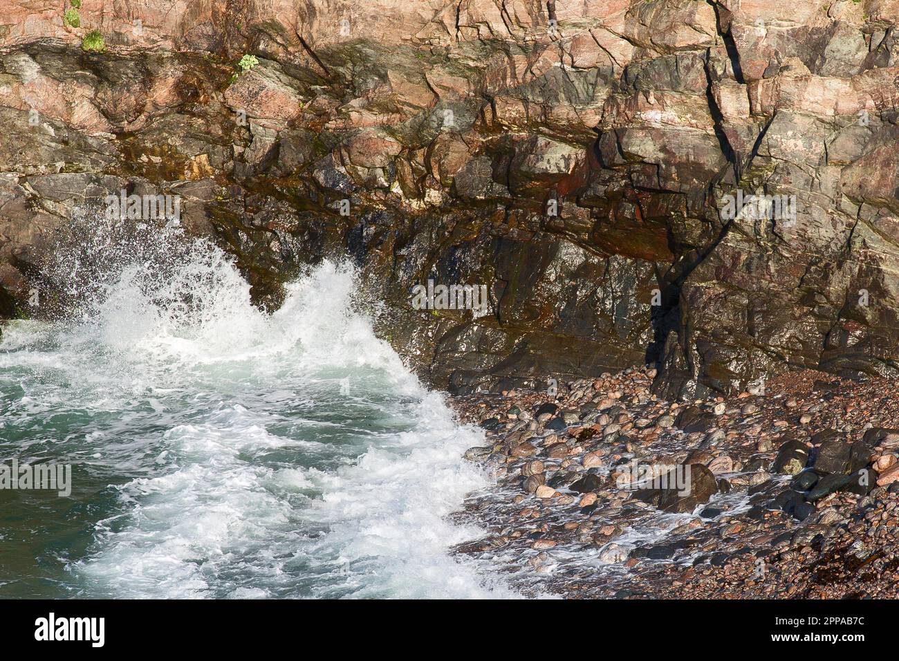 Onde marine che si infrangono su Shingle e Rocks, Bay of Aird, Uig, Lewis, Isola di Lewis, Ebridi, Ebridi esterne, Western Isles, Scozia Foto Stock