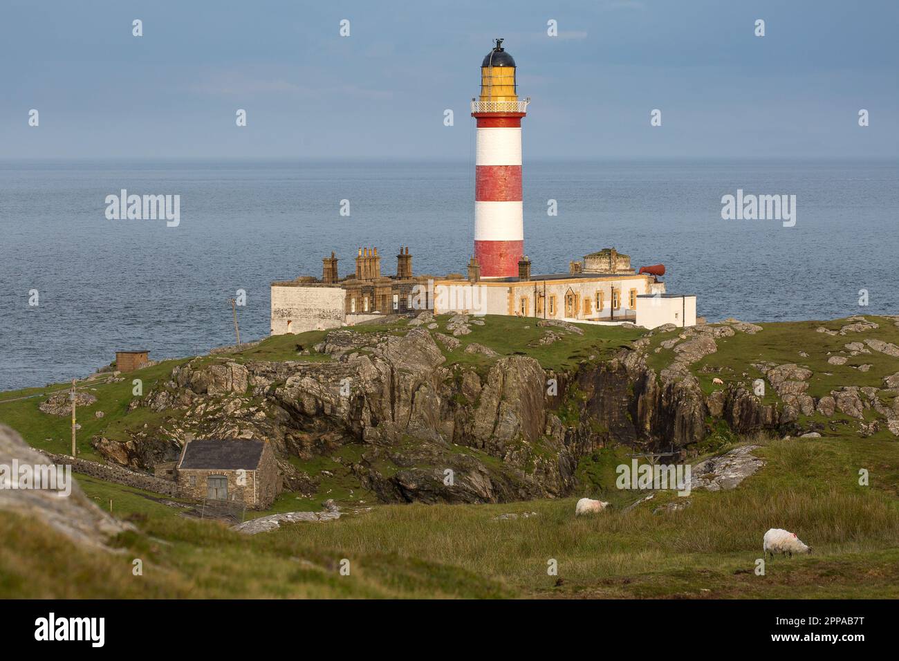 Faro di Eilean Glas e Lightkeepers' Houses, Scalpay di Harris, Ebridi, Ebridi esterne, Western Isles, Scozia, Regno Unito Foto Stock