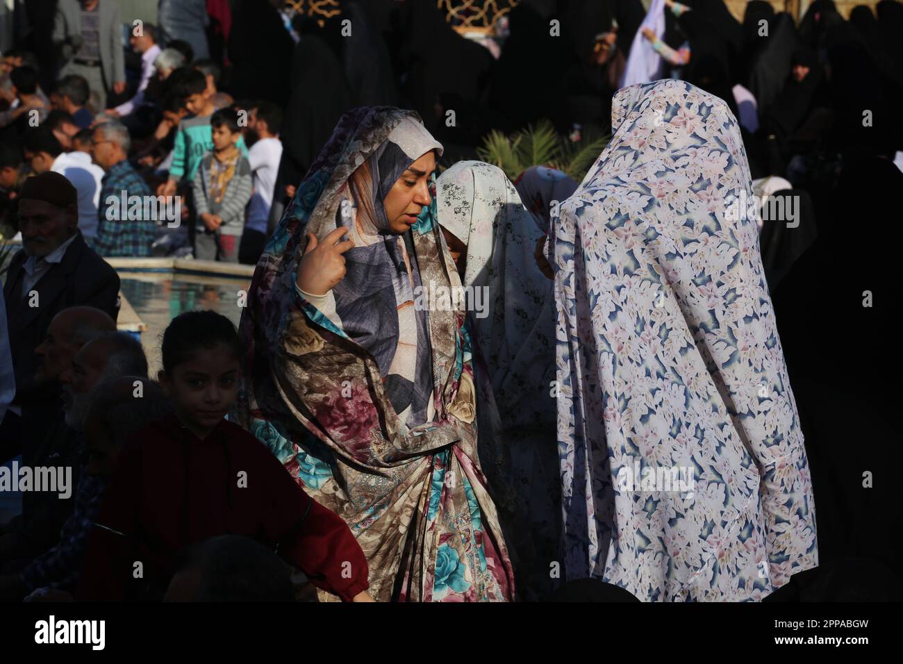 22 aprile 2023, Aran e Bidgol, Isfahan, Iran: Donne iraniane velate partono dopo la preghiera di Eid al-Fitr, che segna la fine del mese Santo di Ramadan. I musulmani in tutto il mondo iniziano la giornata dell'Eid con le preghiere del mattino nelle moschee. Le preghiere sono generalmente seguite dalle famiglie che si riuniscono intorno al tavolo della prima colazione del mattino dopo un mese di digiuno. (Credit Image: © Rouzbeh Fouladi/ZUMA Press Wire) SOLO PER USO EDITORIALE! Non per USO commerciale! Foto Stock