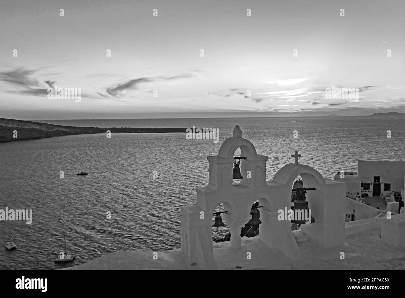 Il campanile di Sant'Ekaterini Oia Santa Chiesa Ortodossa contro il tramonto cielo.Oia è una città costiera sulla punta nord-occidentale di Santorini, un greco Egeo Foto Stock