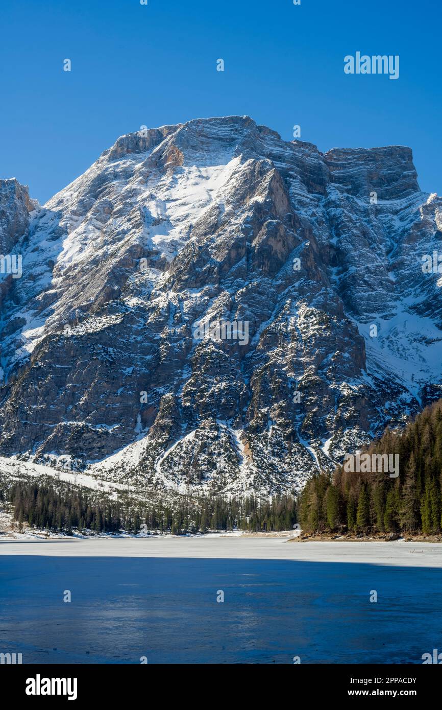 Vista invernale sul lago di Braies (Pragser Wildsee), Prags-Braies, Dolomiti, Trentino-Alto Adige/Sudtirol, Italia Foto Stock