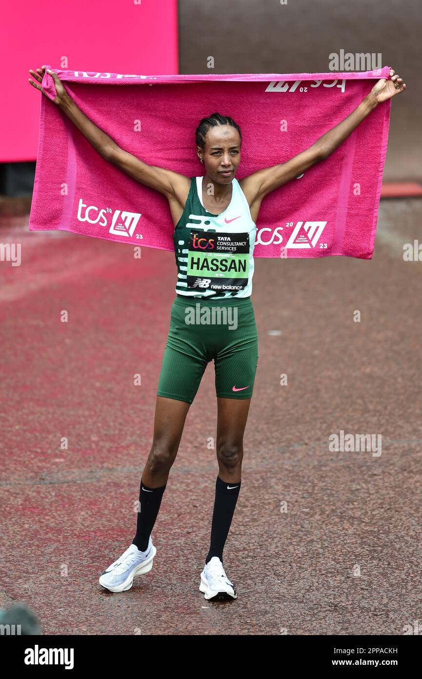 Londra, Regno Unito. 23rd Apr, 2023. 23rd aprile 2023, Londra, Inghilterra; TCS 2023 London Marathon; Sifan Hasssan attraversa la 2023 TCS London Marathon per il trofeo Womens Elite. Hassan ha vinto a sorpresa la TCS London Marathon al suo debutto Over the Distance Credit: Action Plus Sports Images/Alamy Live News Foto Stock