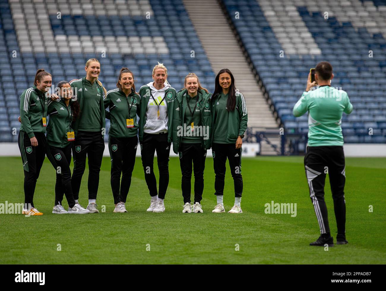 Glasgow, Scozia, Regno Unito. 23rd aprile 2023; Hampden Park, Glasgow, Scozia: Semifinale della Coppa Scozzese delle donne, Glasgow City contro il WFC Celtic; Tegan Bowie, Jacynta Galabadaarachchi, Taylor otto, Hana Kerner, Chloe Craig, Lucy Ashworth Clifford e Shen Mengyu delle donne celtiche posa in campo per una foto credito: Action Plus Sports Images/Alamy Live News credito: Action Plus Sports Images/Alamy Live News Foto Stock