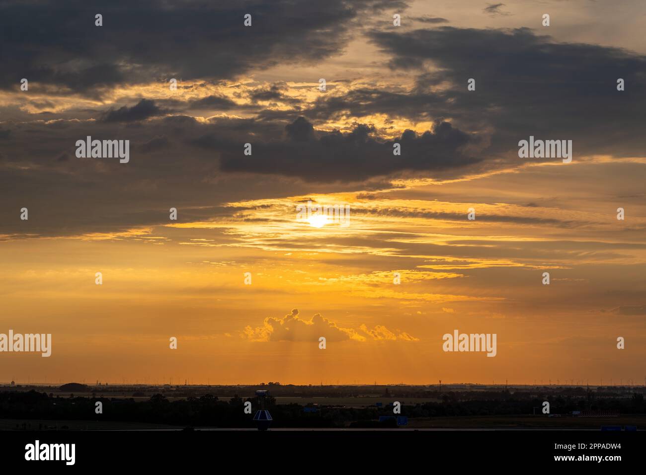 Tramonto sulla città con nuvole soffici Foto Stock