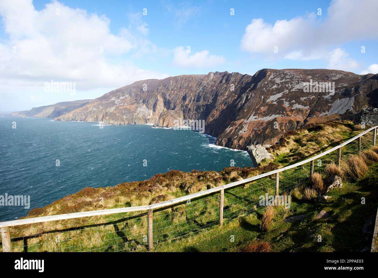 corrimano in cima alle scogliere presso l'area di osservazione sliabh liag slieve league scogliere contea donegal repubblica d'irlanda Foto Stock