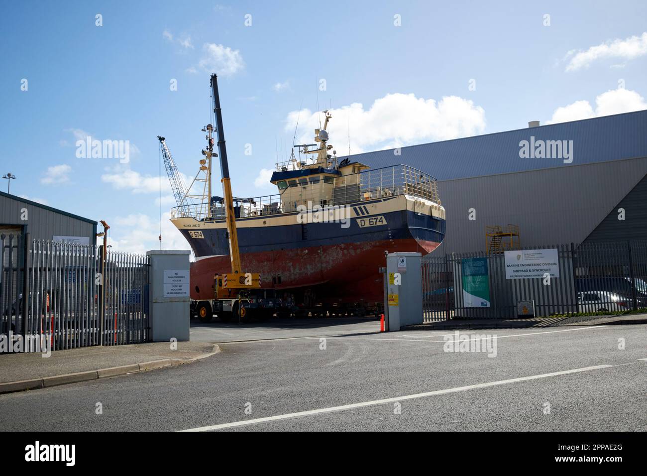 imbarcazione da pesca in posizione rigida nel centro del porto di killybegs cantiere navale divisione ingegneria marina contea donegal repubblica d'irlanda Foto Stock