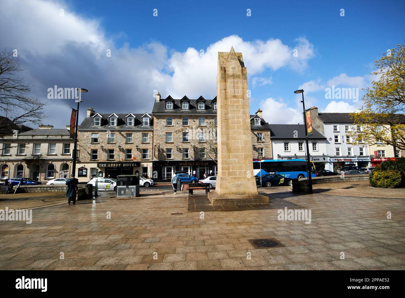 monumento ai quattro maestri fuori dall'hotel abbaziale nella piazza principale del diamante contea donegal repubblica d'irlanda Foto Stock