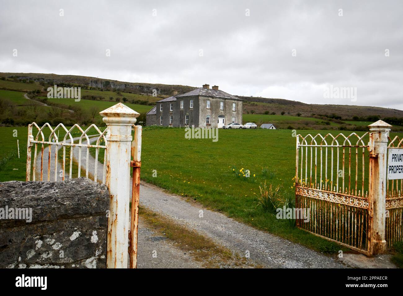 Casa colonica privata che è stato utilizzato per la casa parrocchiale dell'isola scoscese nella serie Padre Ted la contea di burren clare repubblica d'irlanda Foto Stock