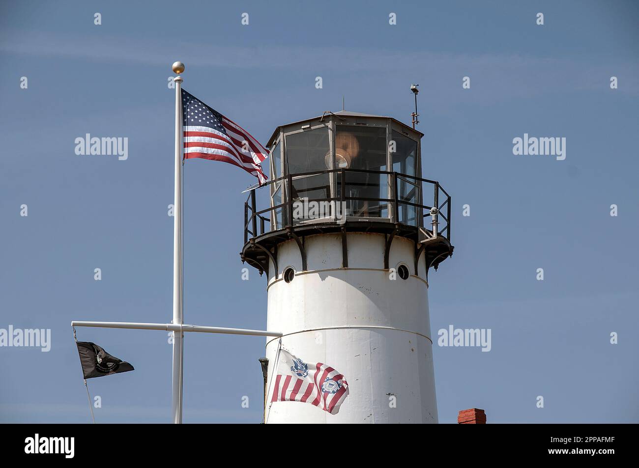 Faro di Chatham, qui puoi vedere il potente fascio che raggiunge l'oceano per avvertire i marinai circa i pericoli vicino alla riva, colpo medio. Foto Stock