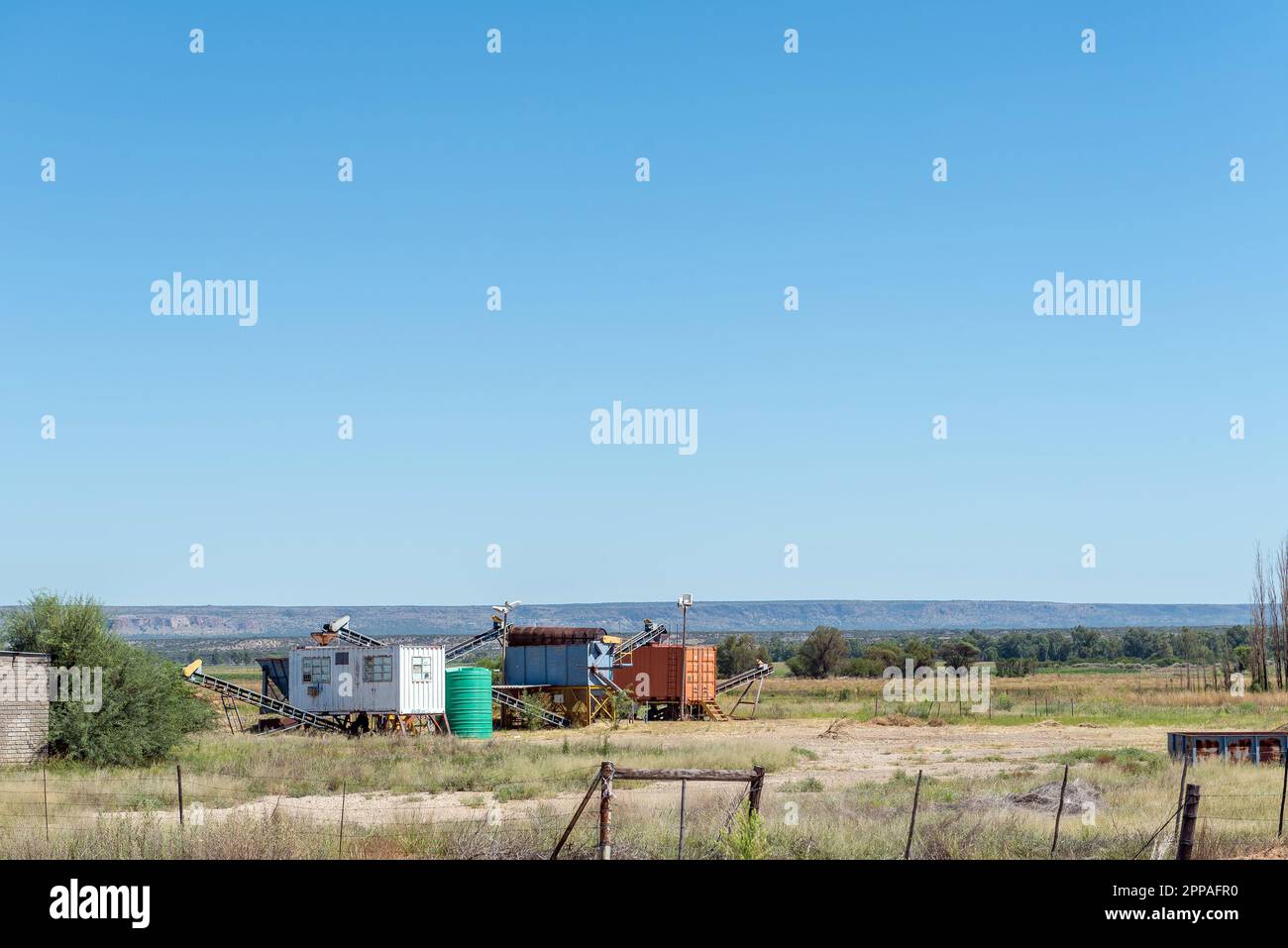 Douglas, Sudafrica - Mar 1, 2023: Attrezzature per la miscelazione di mangimi per bestiame in una fattoria vicino a Douglas nella provincia del Capo Settentrionale Foto Stock