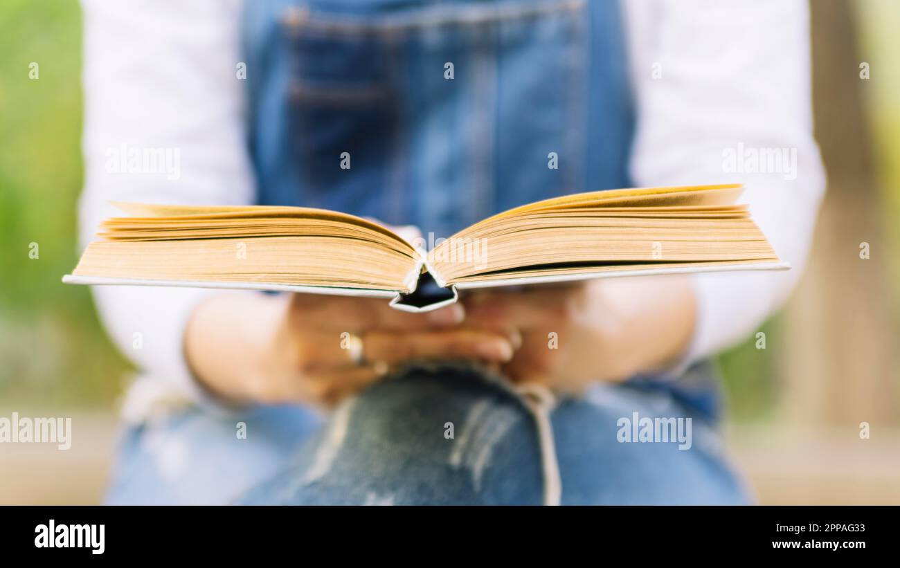 Vista frontale della persona che legge Foto Stock