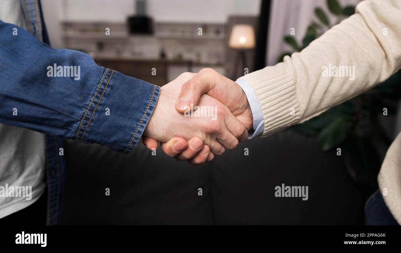 Padre figlio scuotendo le mani Foto Stock