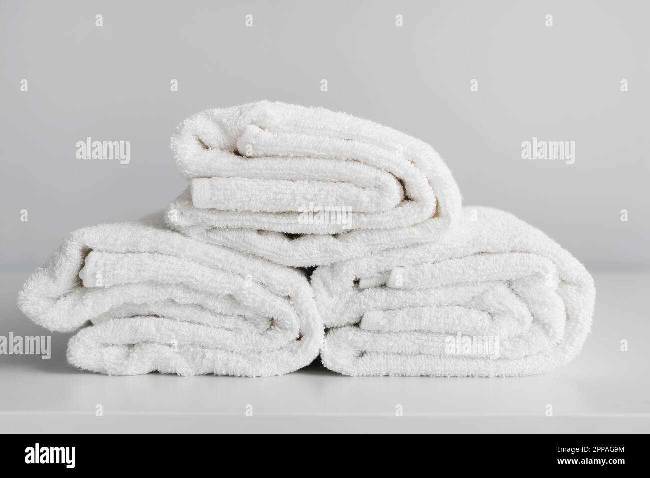 Vista frontale, asciugamani bianchi impilati Foto Stock