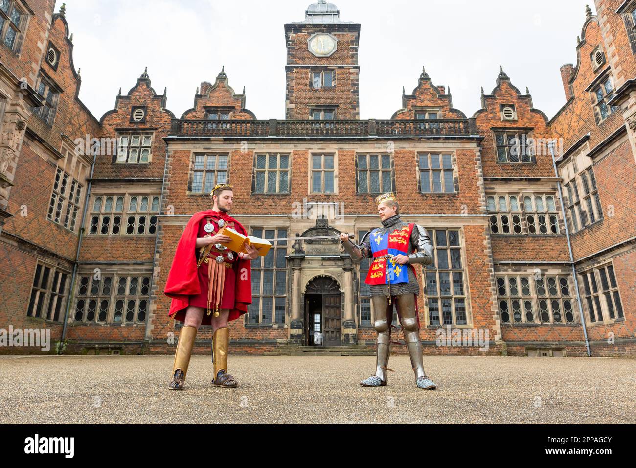 Birmingham, Regno Unito. 23rd Apr, 2023. Gli attori del Renenactment Alexander Beard e Ralph Oakley vestiti come Julius Caesar ed Henry V, posano con un'edizione più moderna delle rappresentazioni di Shakespeare all'Aston Hall, Birmingham. Per celebrare il compleanno di Shakespeare il 23rd aprile, Aston Hall, parte del Birmingham Museum's Trust, esporrà la rara prima Folio stampata nel 1623. Il primo Folio di Birmingham è unico in quanto è di proprietà della gente della città come parte della sua biblioteca. Credit: Peter Lopeman/Alamy Live News Foto Stock