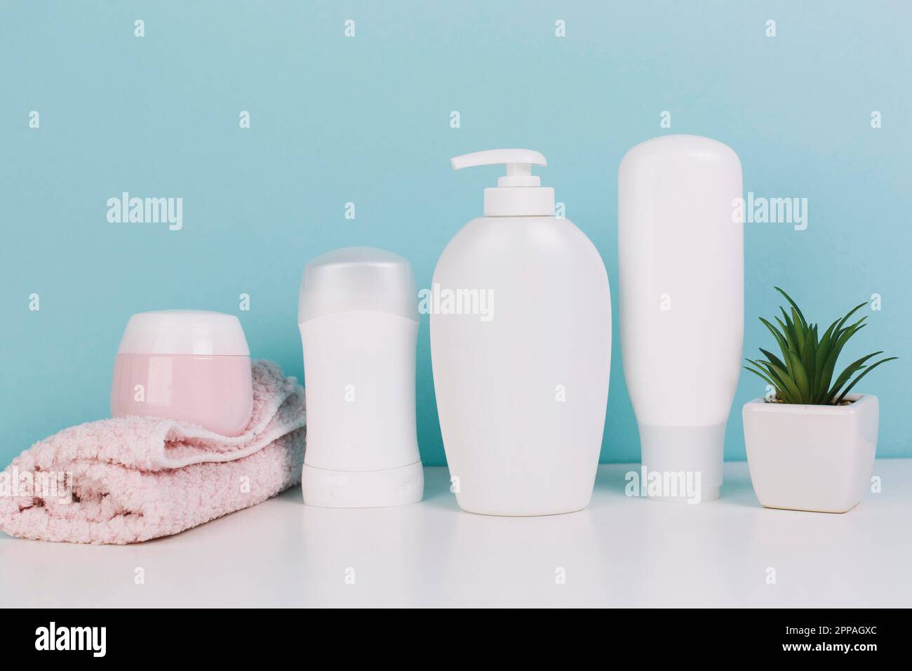 Asciugamano per piante vicino alle bottiglie per cosmetici Foto Stock