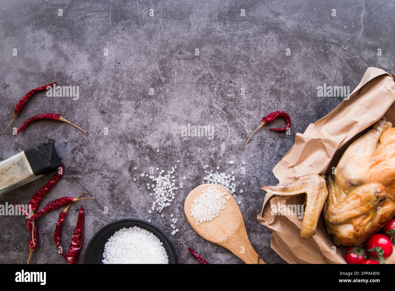 Vista dall'alto ingredienti di pollo cotto fondo in cemento Foto Stock