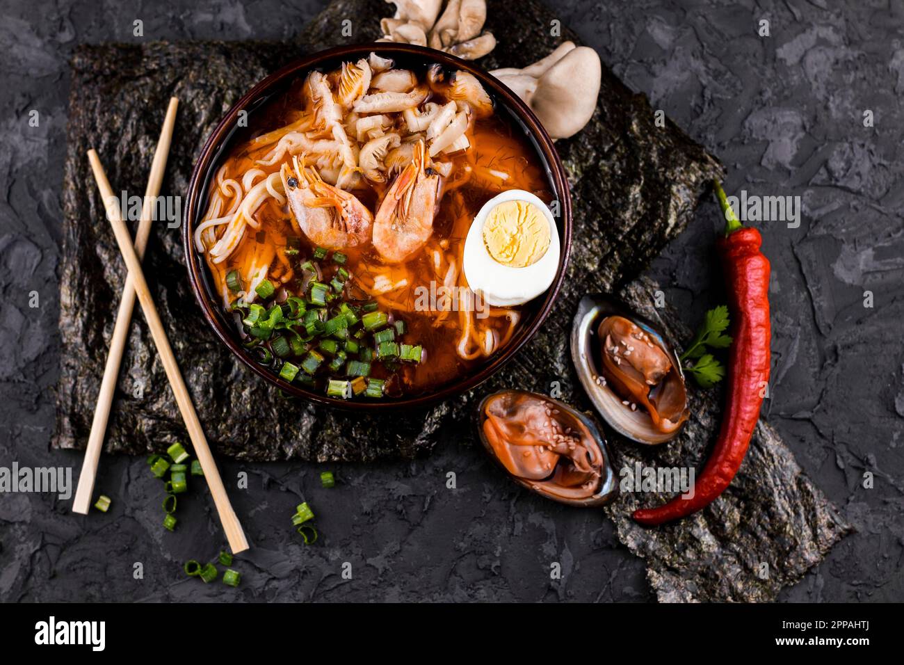 Piatto ramen vista dall'alto con ostriche di gamberi Foto Stock