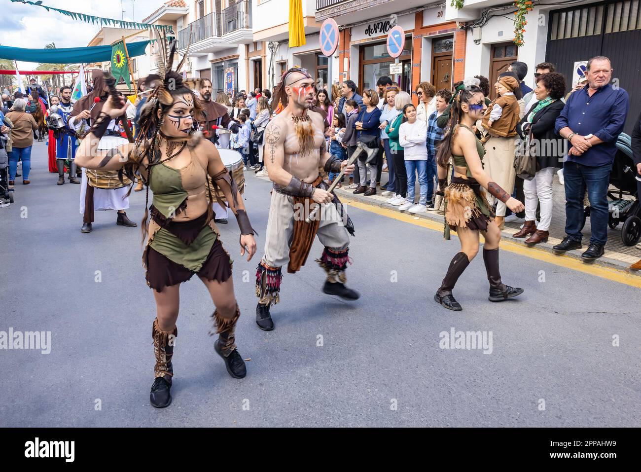 Huelva, Spagna - 18 marzo 2023: Uomo e donna vestiti e preparati in costume d'epoca esotica nella parata della Fiera della scoperta medievale di Palos de la Fro Foto Stock