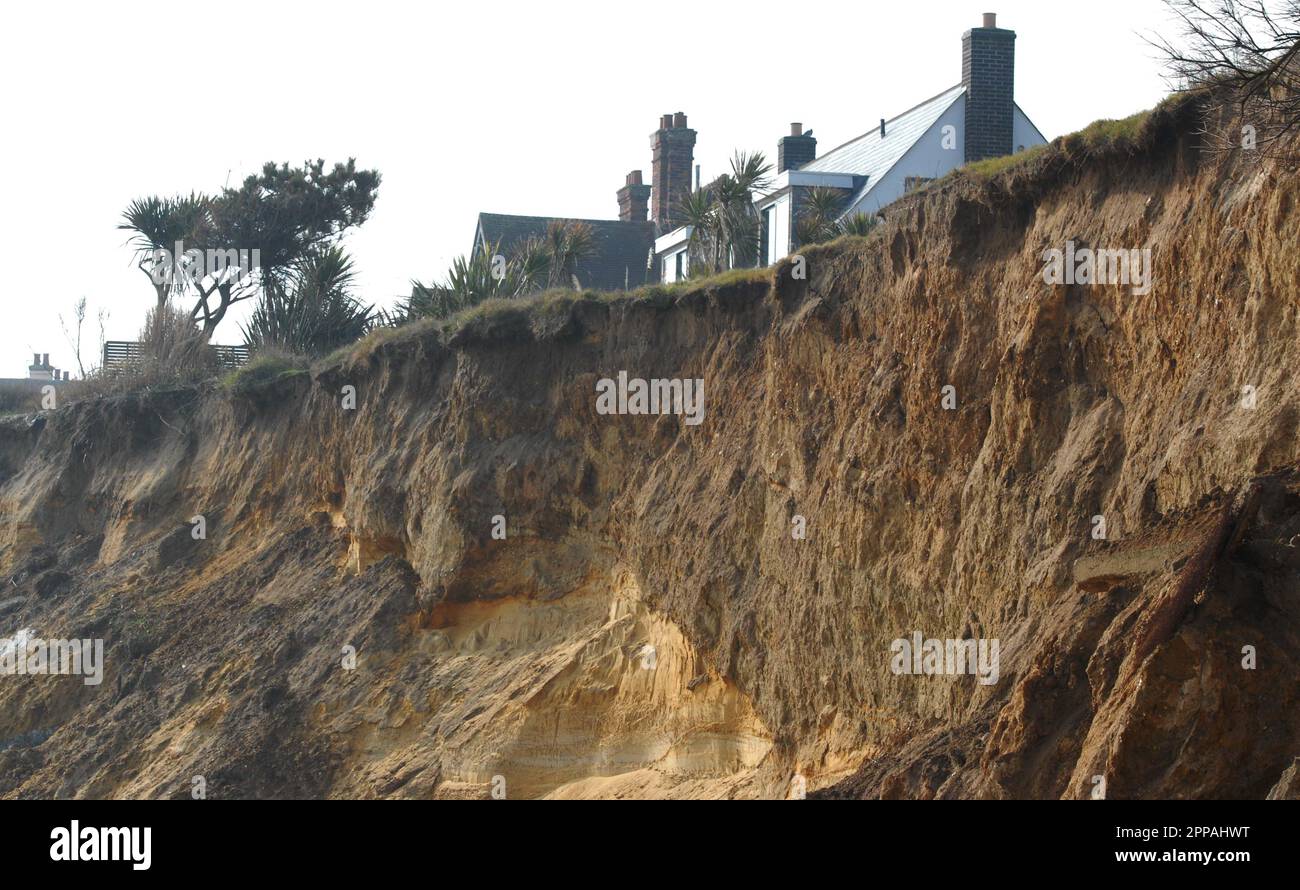 Un albergo di alta qualita' vicino al bordo della scogliera che mostra segni di grave erosione. North End Avenue, Thorpeness. 18th marzo 2023 Foto Stock