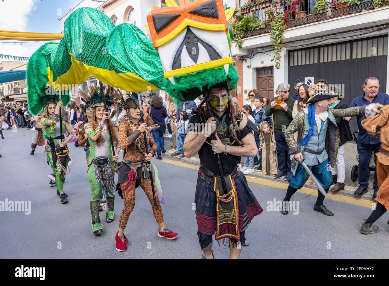 Huelva, Spagna - 18 marzo 2023: Spettacolo di danza del Drago, con persone vestite in costume d'epoca esotica, nella parata della Fiera della scoperta medievale a Palos de Foto Stock