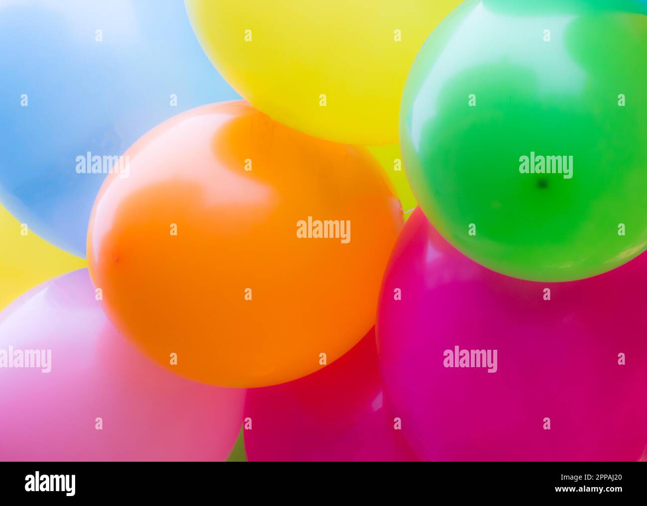 Un grappolo di palloncini colorati con il fuoco selettivo Foto Stock