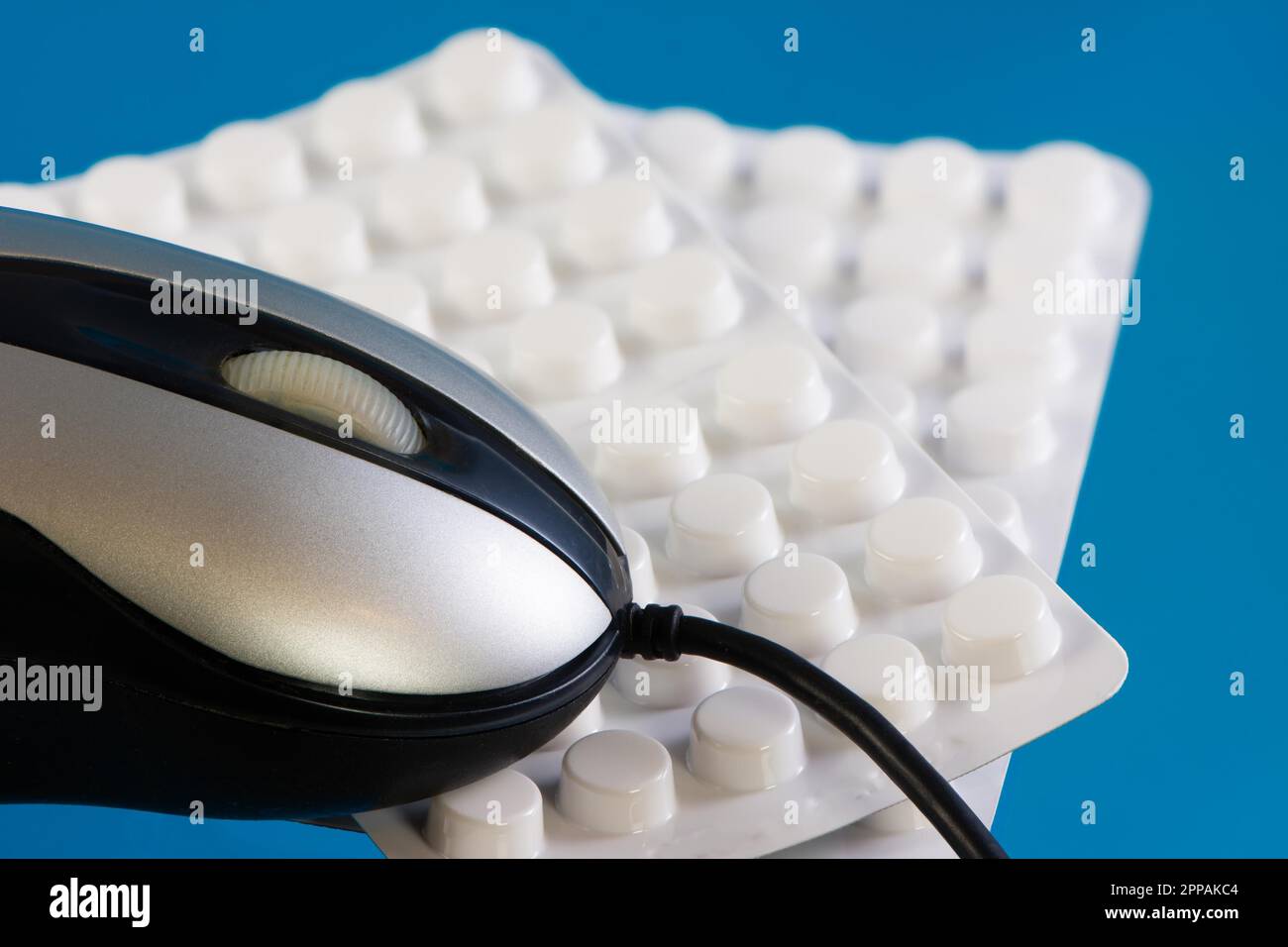 Mouse e pillole come simbolo per l'ordinazione online di medicina in una farmacia internet Foto Stock