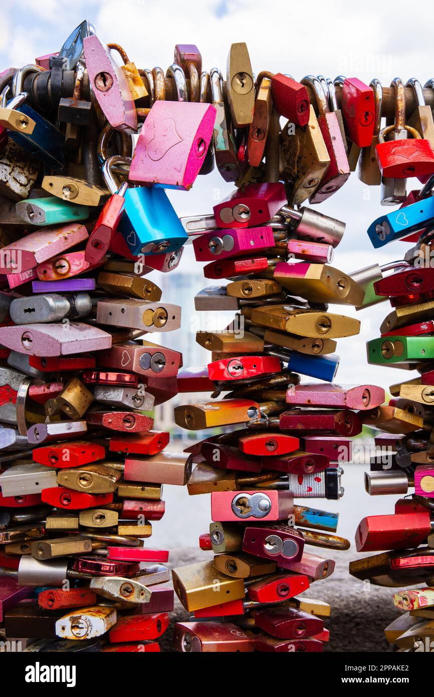 Amore si blocca come simbolo di amore eterno Foto Stock