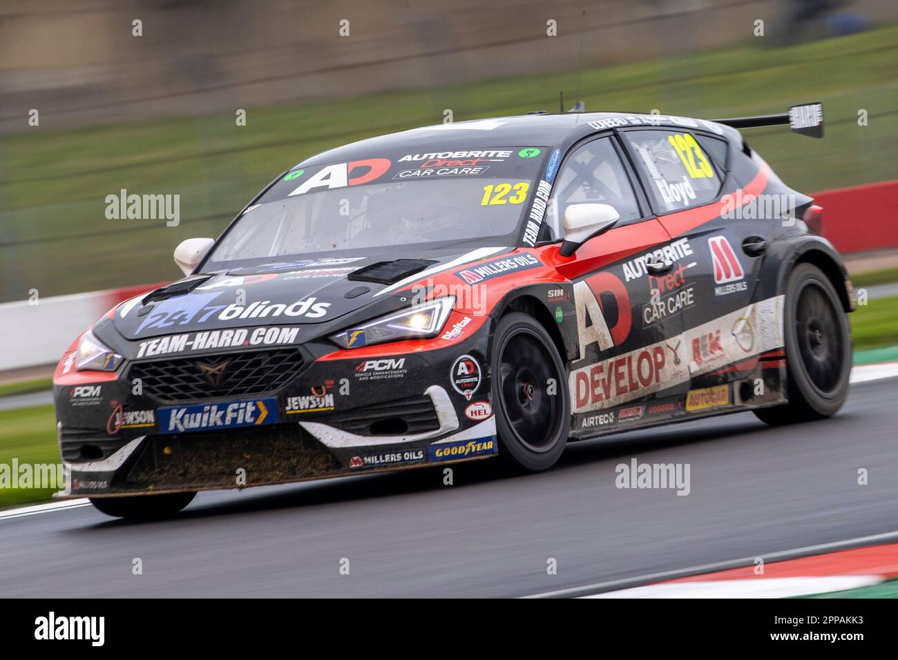 Donington Park, Castle Donington, Leicestershire, Regno Unito. 23rd aprile 2023; Donington Park, Castle Donington, Leicestershire, Inghilterra: Kwik Fit British Touring Car Championship; Daniel Lloyd nella sua Autobrite Direct con Millers Oils Cupra Leon Credit: Action Plus Sports Images/Alamy Live News Credit: Action Plus Sports Images/Alamy Live News Foto Stock