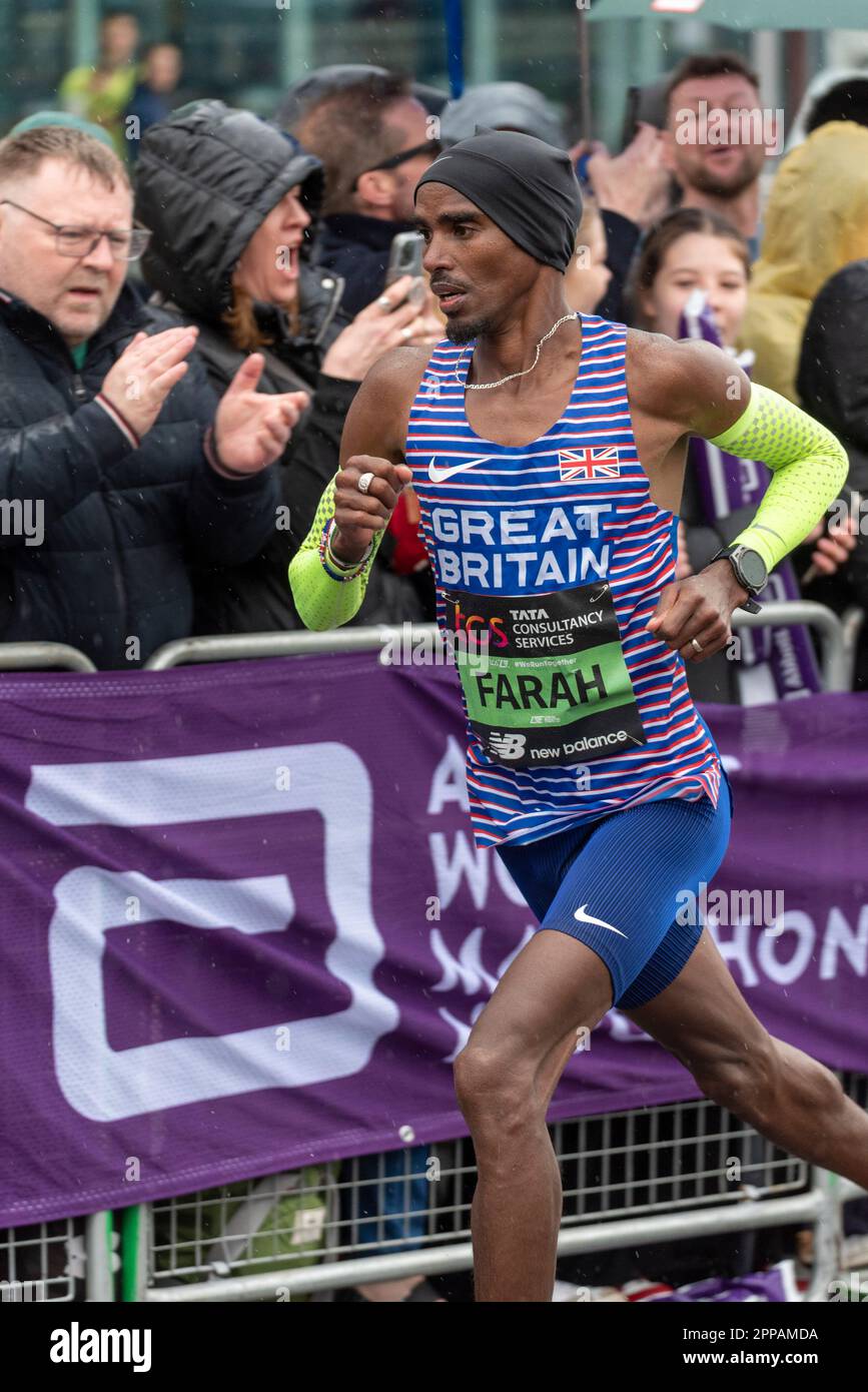 Tower Hill, Londra, Regno Unito. 23rd Apr, 2023. Circa 45.000 persone partecipano alla maratona di Londra TCS 2023, tra cui i migliori corridori d'élite del mondo e gli atleti in carrozzina. Seguono la massa di club e corridori divertenti, con molti che alzano grandi somme per beneficenza e spesso corrono in abiti eleganti e puntano ai Guinness dei primati mondiali per la classe. Sir Mo Farah Foto Stock