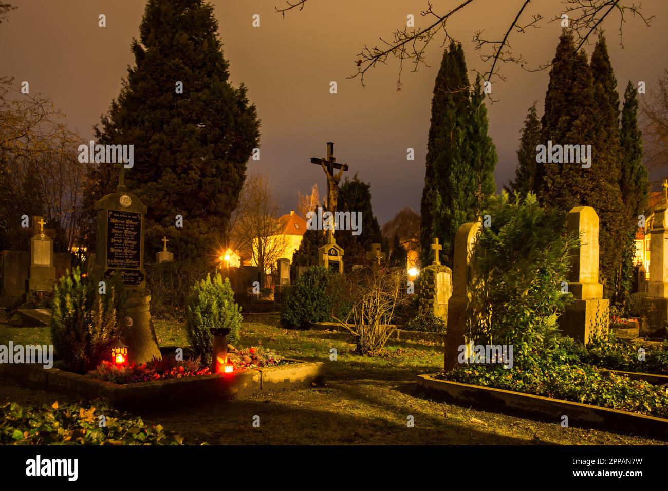 SCHROBENHAUSEN, GERMANIA - 24 DICEMBRE: Notte in un vecchio cimitero storico a Schrobenhausen, Germania il 24 dicembre 2017 Foto Stock