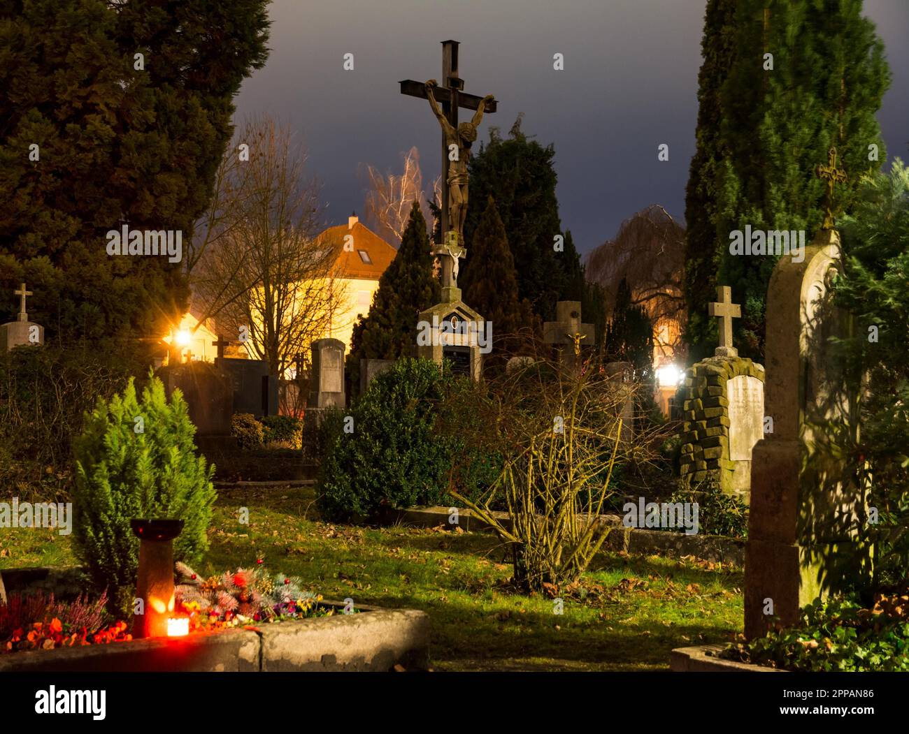 SCHROBENHAUSEN, GERMANIA - 24 DICEMBRE: Notte in un vecchio cimitero storico a Schrobenhausen, Germania il 24 dicembre 2017 Foto Stock